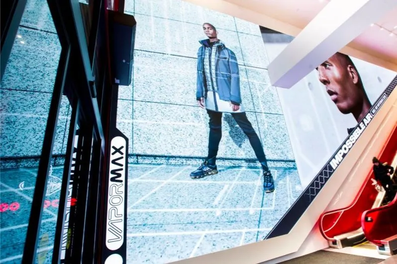 Pantalla dvLED de 4 mm de Activate The Space en la tienda Footlocker de la calle 34 de Nueva York
