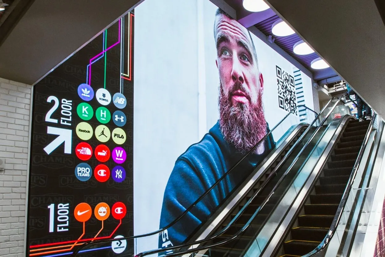 Enorme pantalla LED de Activate The Space con Travis Kelce como modelo