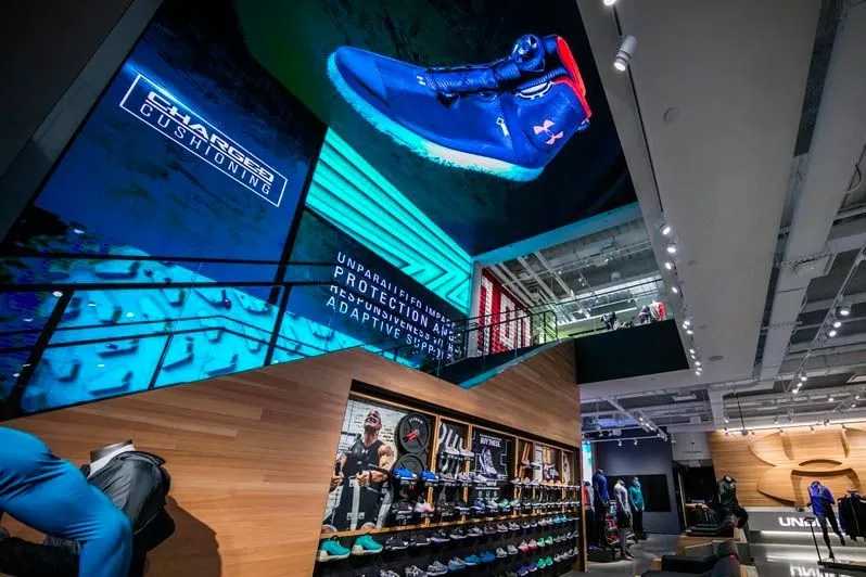 Activate The Space instala pantallas dvLED de 2,4 mm y 4 mm en la tienda insignia de Under Armour en Boston