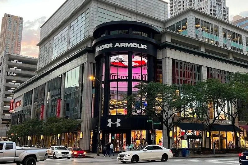 Pantalla LED de Activate The Space en la tienda de Under Armour de Chicago
