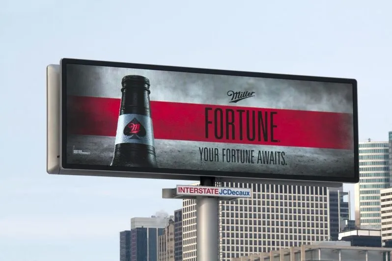 Valla publicitaria digital con un anuncio sobre el horizonte de una ciudad