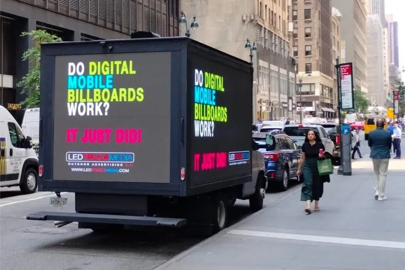 Camión con una valla publicitaria digital móvil en una calle de la ciudad