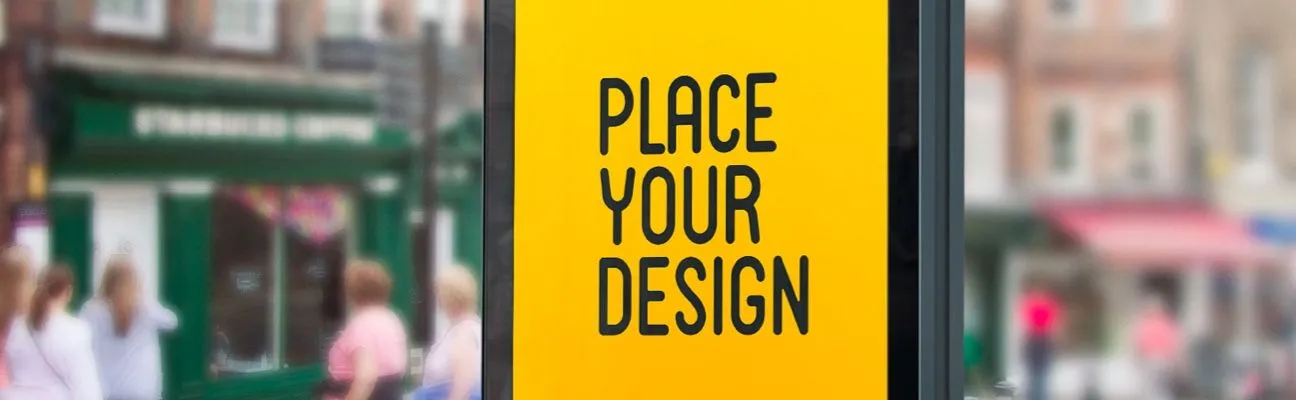 Cartel digital amarillo con el texto «Place your design» en una calle de la ciudad
