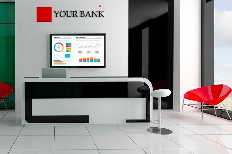 Recepción de un banco con una pantalla de gráficos en la pared