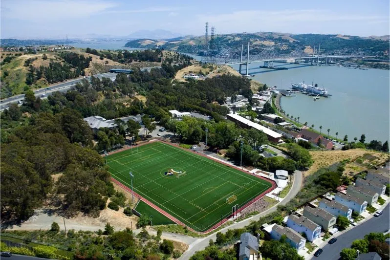 Cal Poly Maritime Academy se encuentra en un pintoresco campus junto al mar en Vallejo, California