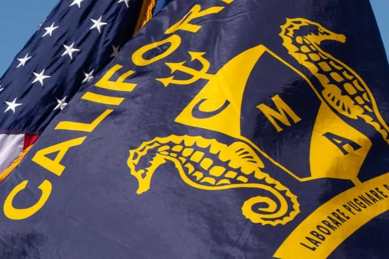 La bandera oficial de Cal Poly Maritime Academy