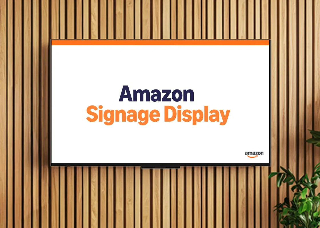 Amazon Signage Display en una pared de listones de madera