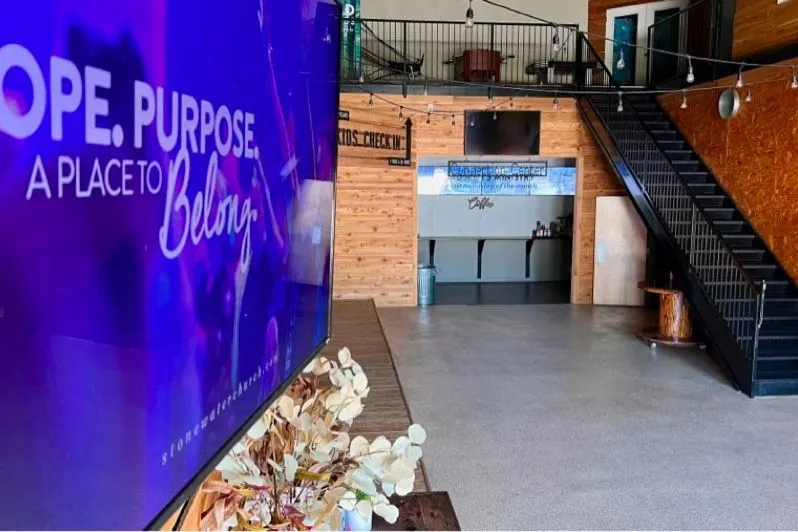 Videowall con el texto «Hope, purpose, a place to belong» en la entrada de una iglesia