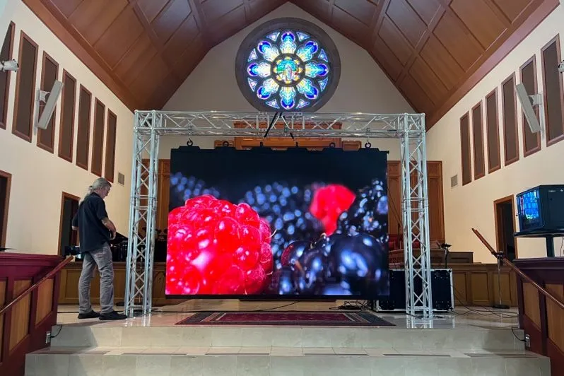 Videowall LED en el escenario de una iglesia con un rosetón
