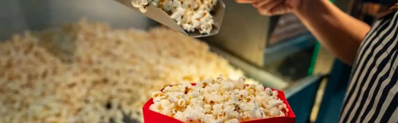Palomitas sirviéndose en el bar de un cine