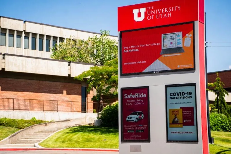 Cartel exterior del campus con pantallas digitales en la Universidad de Utah