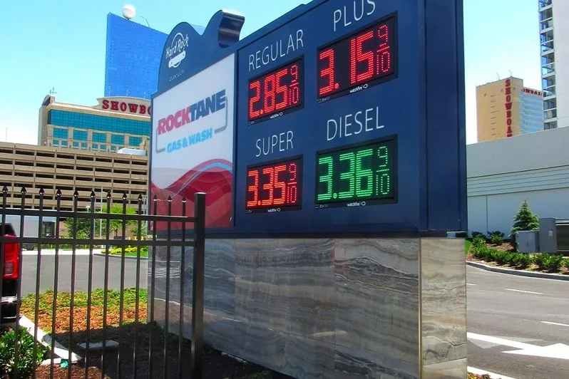 Cartel digital con los precios del combustible en una gasolinera