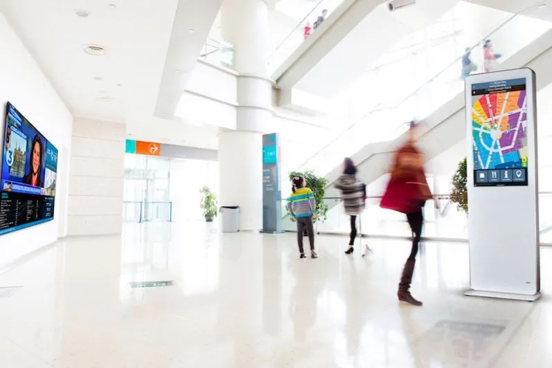 Luminoso vestíbulo de un hospital con un quiosco de información
