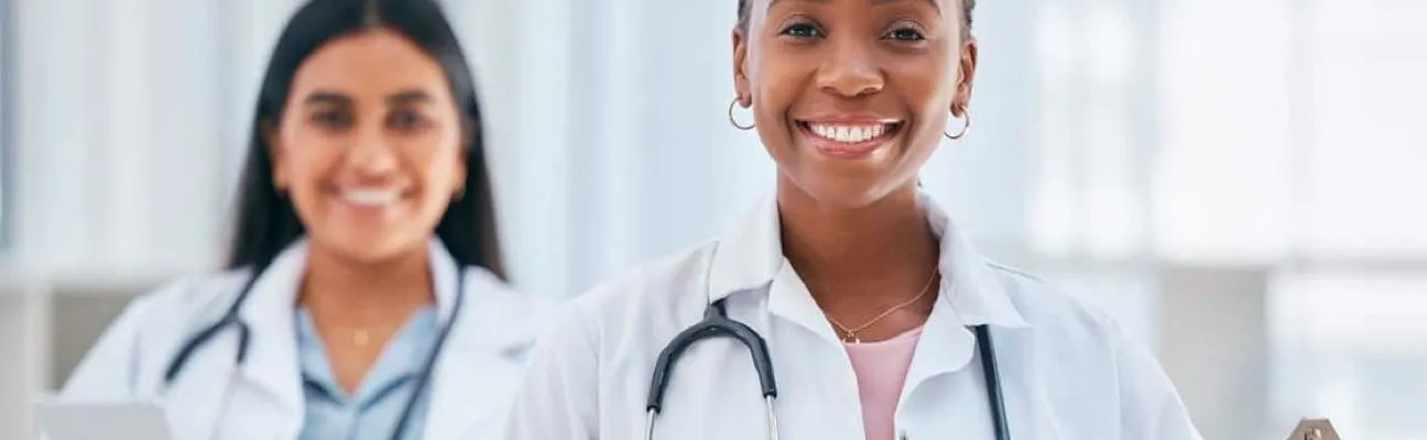 Médicos y enfermeras sonrientes en un hospital