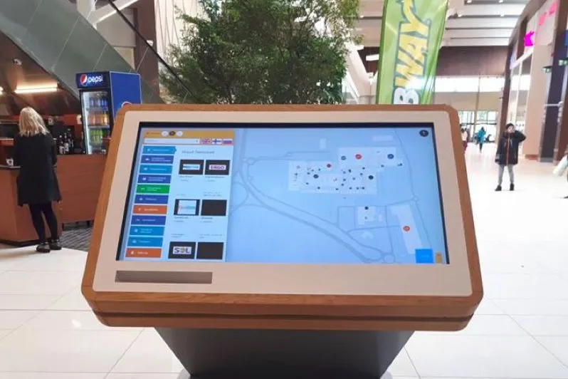 Quiosco con un plano interactivo en el vestíbulo de un hotel