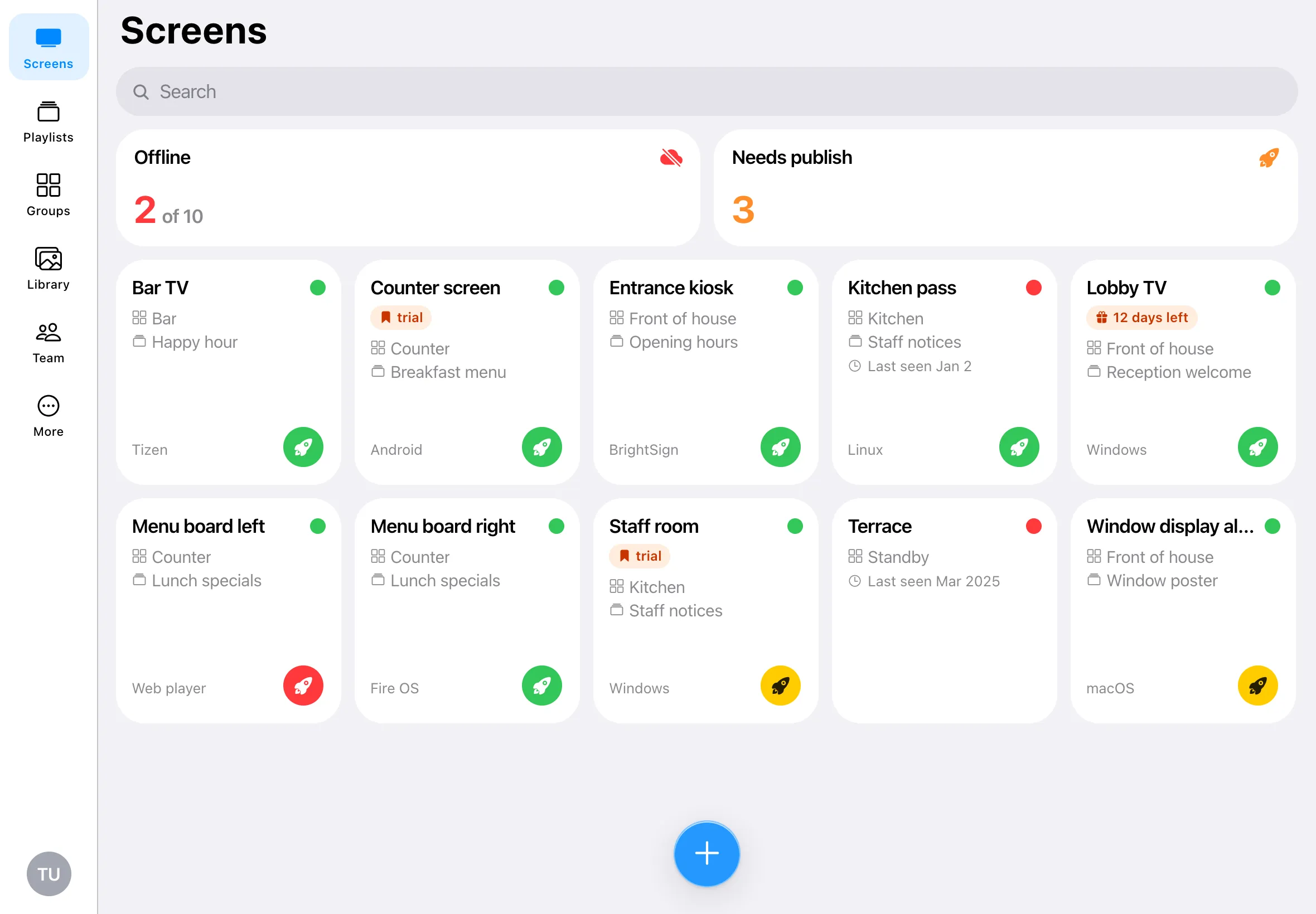 La app Play en una tableta: todas las pantallas con su estado de conexión, grupo y lista de reproducción, y cuántas faltan por publicar
