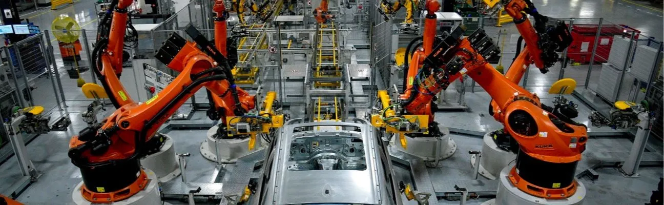 Brazos robóticos en una cadena de montaje de coches