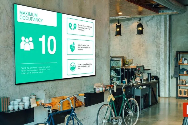 Pantalla en el vestíbulo de una oficina con cifras y noticias de la empresa