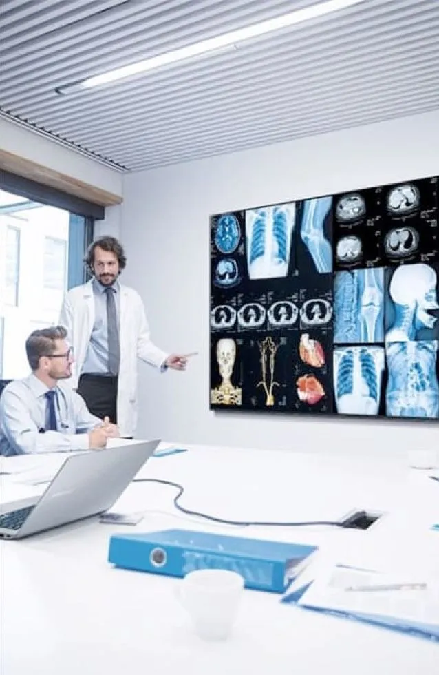 Smart TV Samsung Tizen QBB Series en una consulta médica