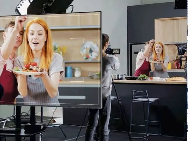 Smart TV Samsung Tizen QBB Series en un estudio