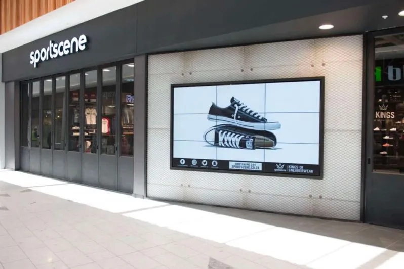 Escaparate con un videowall que muestra zapatillas