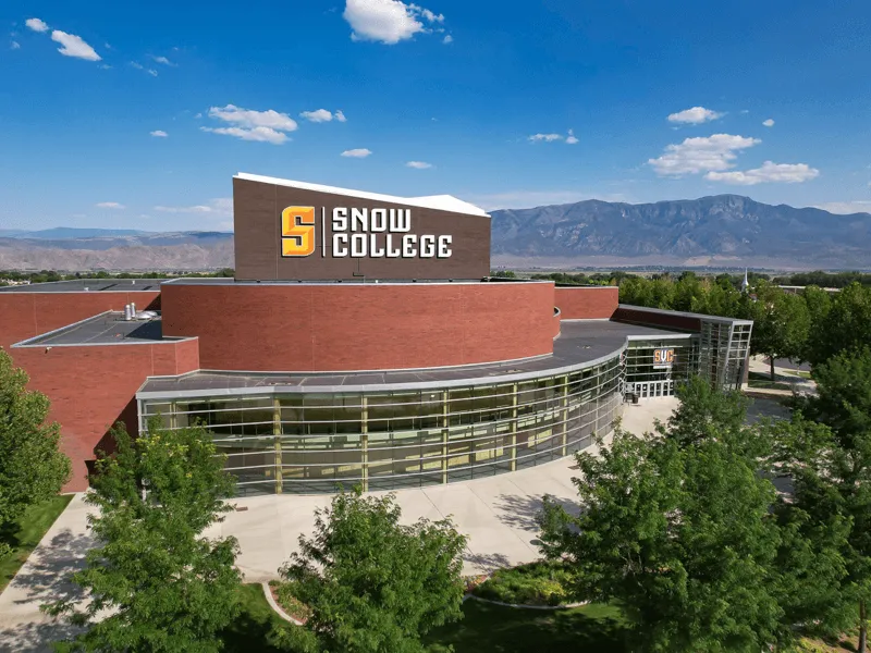Edificio del Snow College con montañas detrás