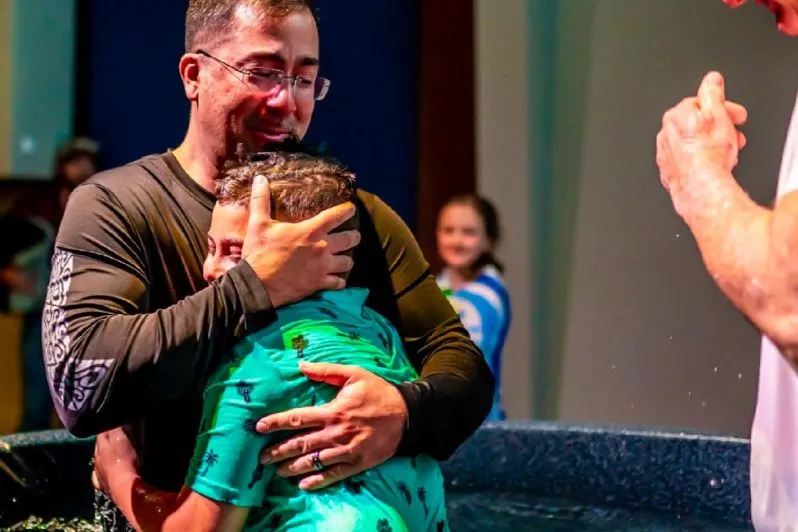 El bautismo en StoneWater Church simboliza la identificación de un cristiano con Jesús, la iglesia universal y la iglesia local