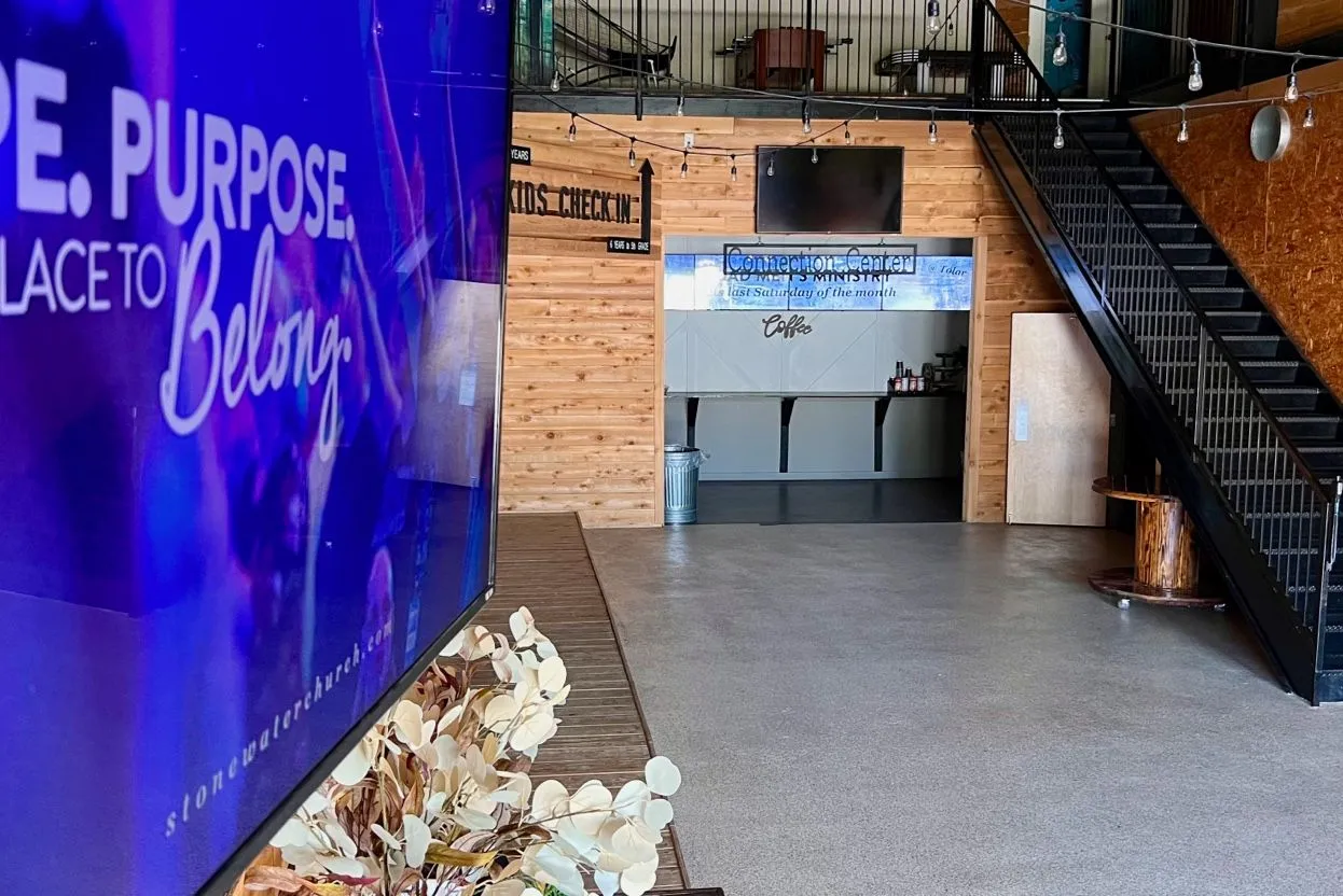 Pantalla de bienvenida de señalización digital en StoneWater Church