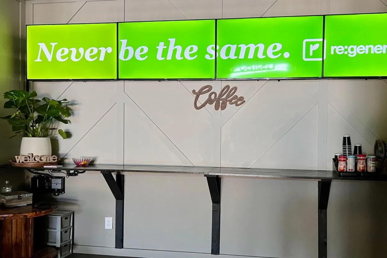Videowall LED en la zona de café de StoneWater Church