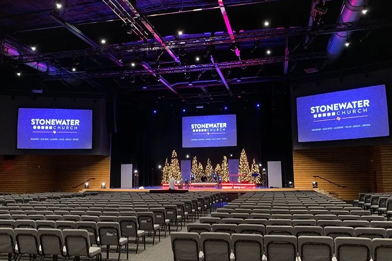 StoneWater Church usa la señalización digital para emitir los cultos directamente a todas sus sedes adicionales