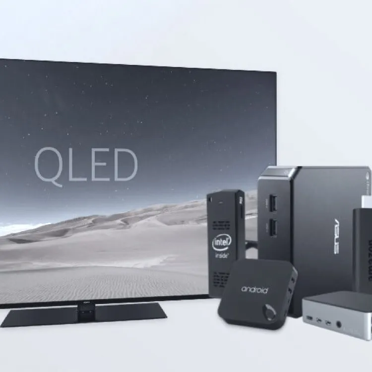 Una smart TV junto a varios reproductores multimedia pequeños