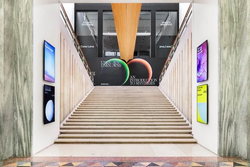 Pantallas de orientación en la exposición de la Triennale di Milano