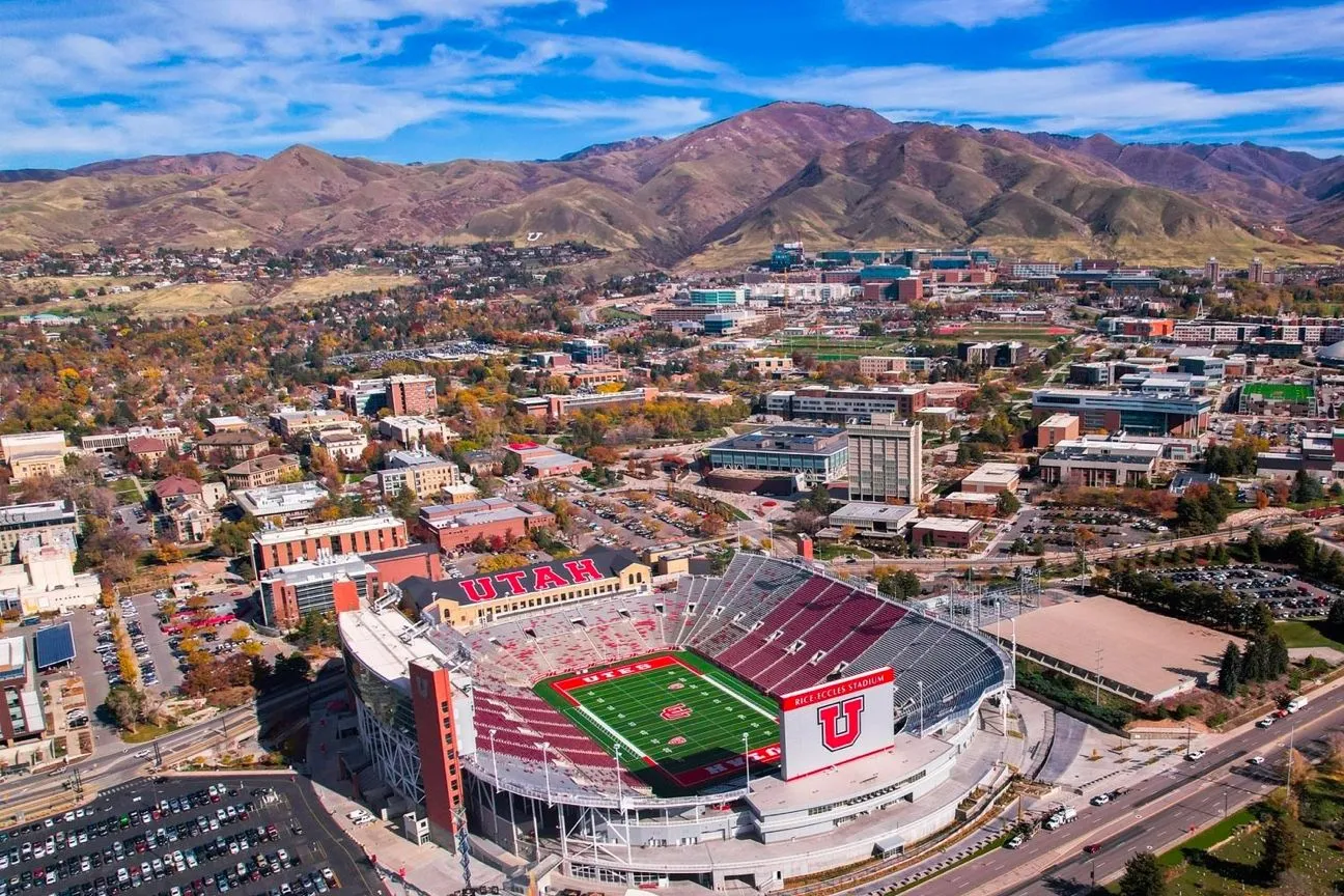 The University of Utah y Salt Lake City, con el Rice-Eccles Stadium en primer plano