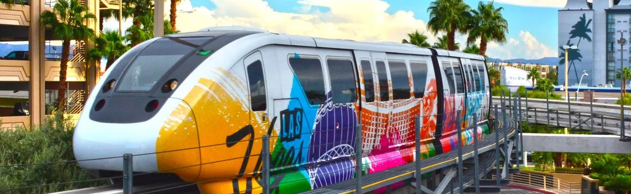 Tren monorraíl cubierto de grafitis de colores