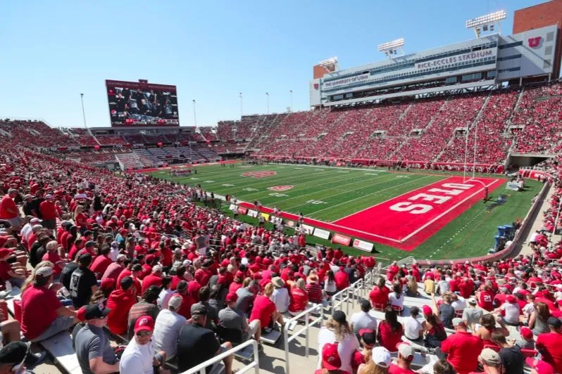 El equipo de fútbol americano de la University of Utah organiza el partido de primavera anual.