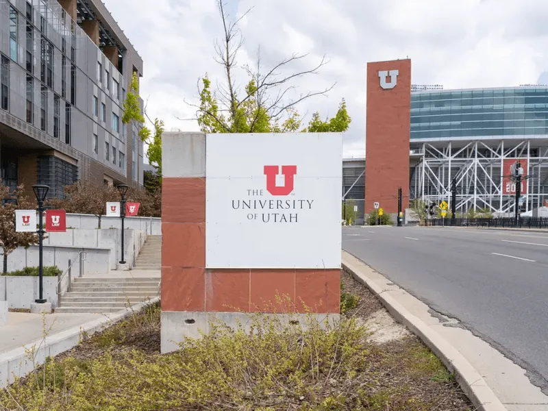 Letrero de la University of Utah en la entrada del campus