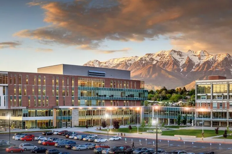Campus y montañas de fondo en Utah Valley University