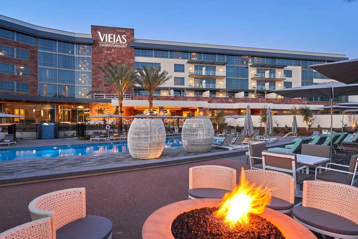 Foso de fuego junto a la piscina del hotel de Viejas Casino & Resort