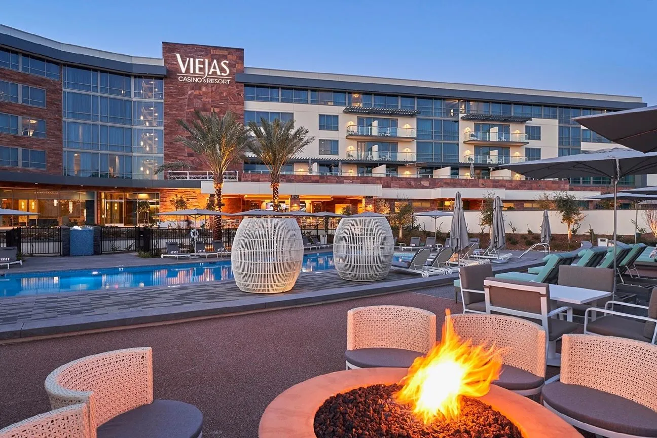 Viejas Casino & Resort visto desde la piscina, con un foso de fuego abierto y luz de anochecer