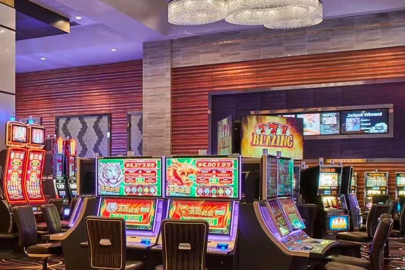 Paneles de información de señalización digital en el casino de Viejas Casino & Resort
